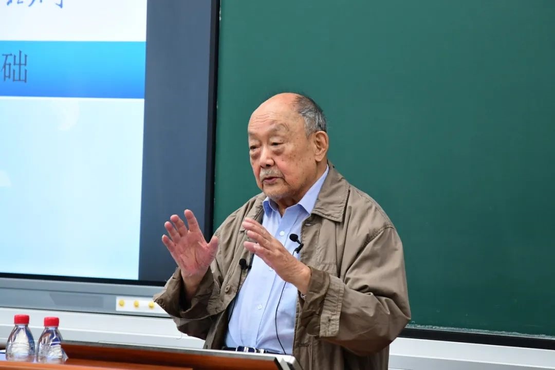 91歲的楊士莪院士“一站到底”為學(xué)生授課。哈爾濱工程大學(xué)供圖