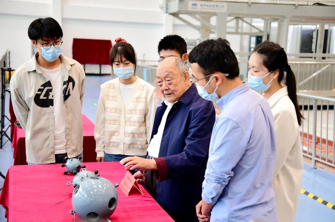 楊士莪院士在實(shí)驗(yàn)室指導(dǎo)學(xué)生。哈爾濱工程大學(xué)供圖