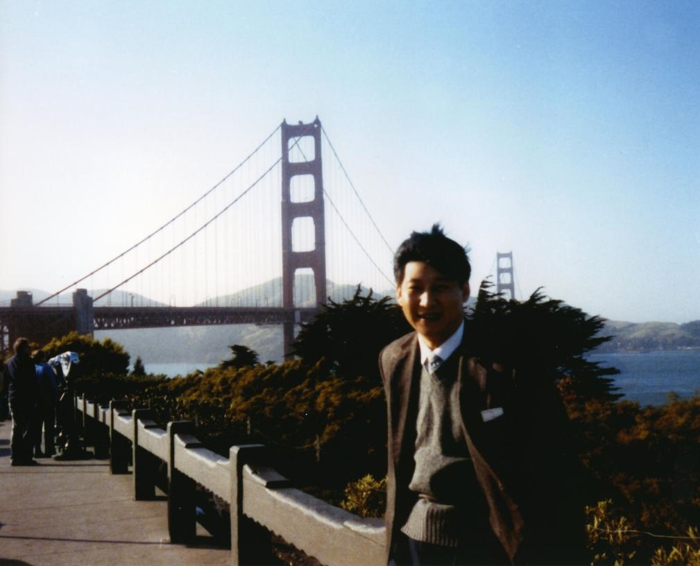 這是1985年，時(shí)任正定縣委書記的習(xí)近平在美國考察時(shí)的照片。新華社發(fā)