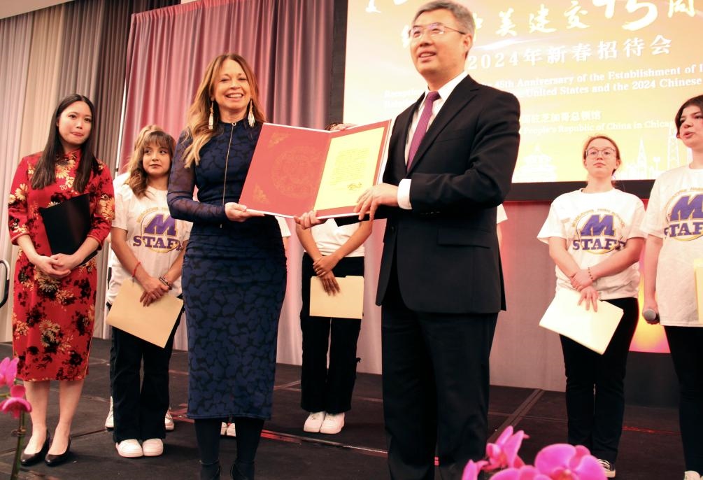 2024年2月27日，中國駐芝加哥總領(lǐng)事館舉辦慶祝中美建交45周年招待會(huì)，來自馬斯卡廷中學(xué)的學(xué)生們在招待會(huì)上收到一份特殊禮物——中國國家主席習(xí)近平給他們的復(fù)信。新華社記者 徐靜 攝