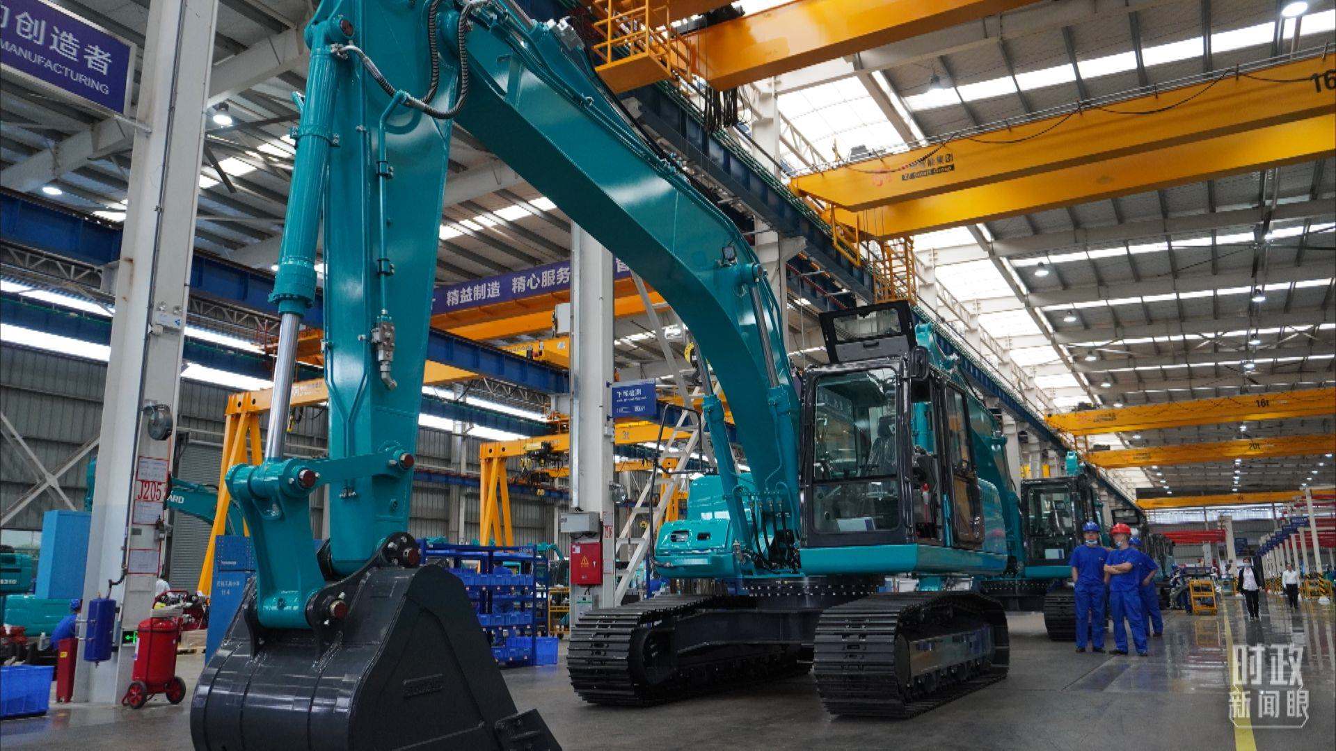 △這是山河智能大型挖掘機的組裝車間。2020年9月，習近平曾到此地考察。（總臺央視記者郭曉龍拍攝）