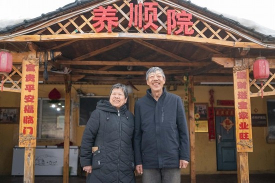 在伊春市友好區(qū)，伊春森工上甘嶺林業(yè)局有限責(zé)任公司溪水林場分公司退休職工劉養(yǎng)順（右）和老伴楊秋娥在自家農(nóng)家院中（3月13日攝）。新華社記者 謝劍飛 攝