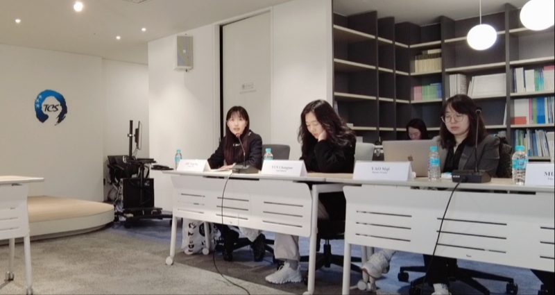 記者（左一）在交流活動上，以加強(qiáng)中日韓三國經(jīng)濟(jì)合作、增進(jìn)三國民眾相互理解為主題發(fā)表演講。權(quán)小星攝