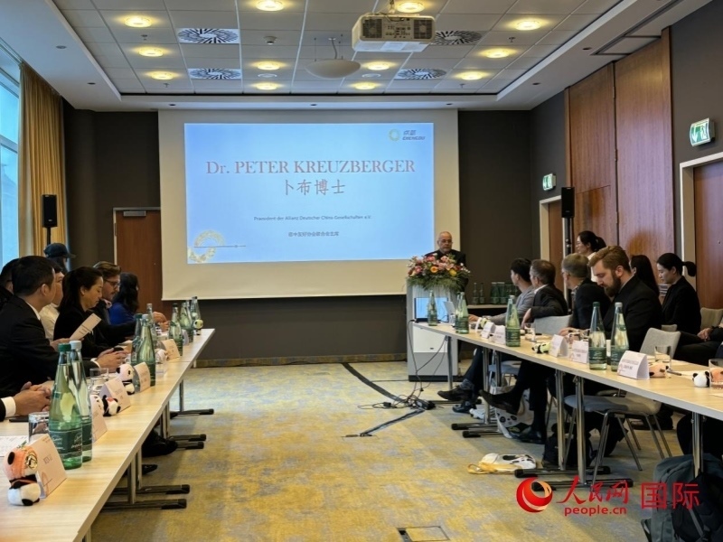 在成都文化旅游（柏林）推介座談會(huì)上，德中友好協(xié)會(huì)聯(lián)合會(huì)主席卜布致辭。人民網(wǎng)記者張慧中攝