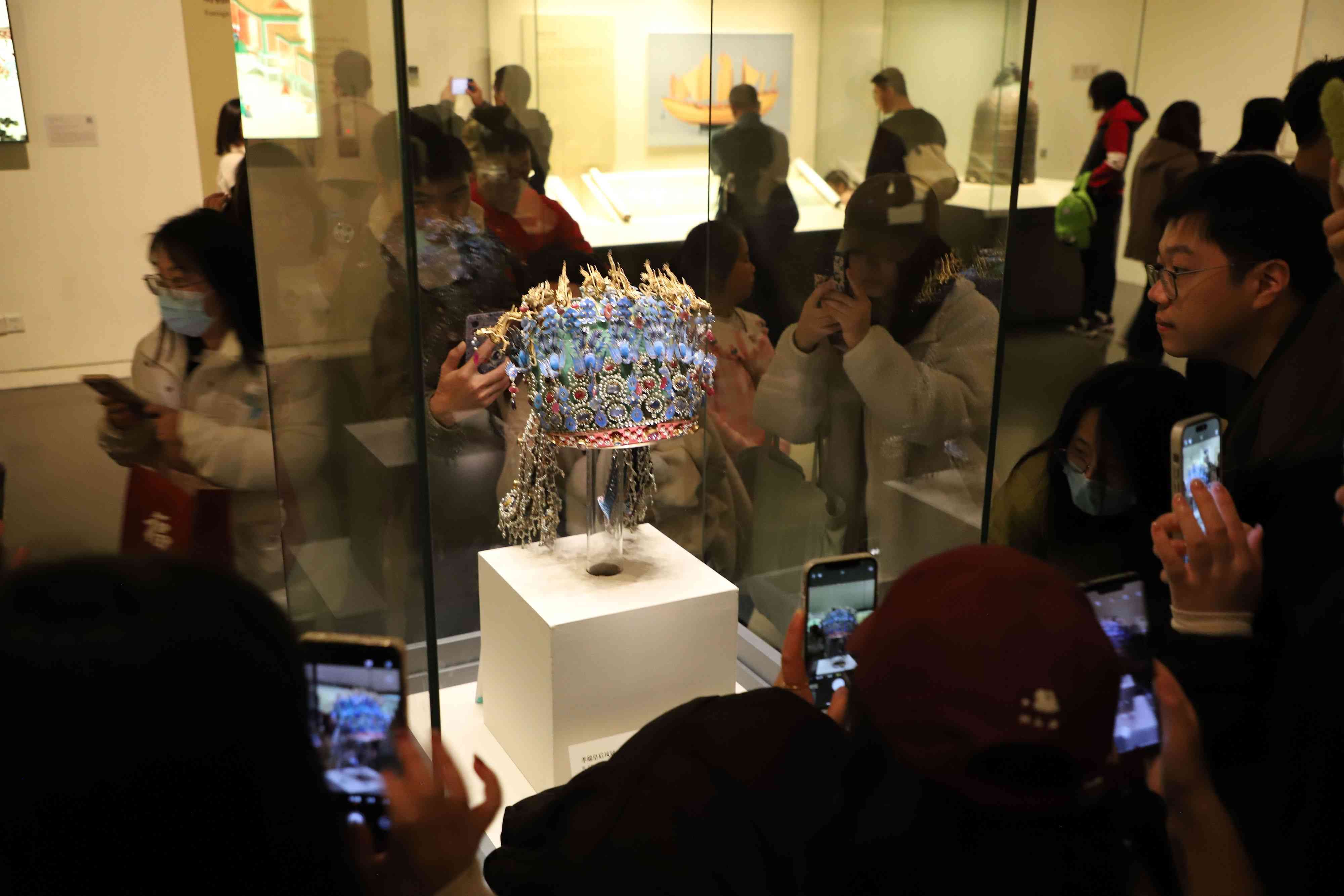 △ 2024年3月9日，北京，中國國家博物館，來自天南海北的游客在參觀藏品。