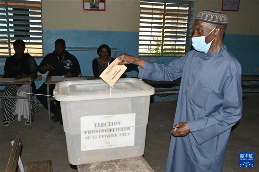 3月24日, 選民在塞內(nèi)加爾首都達(dá)喀爾的一處投票站投票。新華社發(fā)（登巴·蓋伊攝）