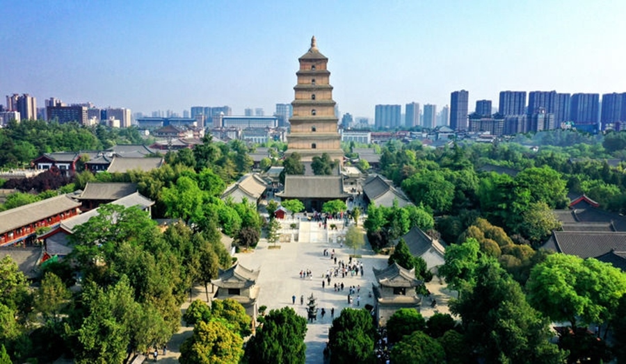  這是2023年4月19日拍攝的西安大雁塔（無人機照片）。2014年6月，由中國、哈薩克斯坦和吉爾吉斯斯坦三國聯(lián)合申報的“絲綢之路：長安-天山廊道的路網(wǎng)”成功列入《世界遺產(chǎn)名錄》,成為世界上第一個以聯(lián)合申報的形式成功列入世界遺產(chǎn)名錄的絲綢之路項目，也是聯(lián)合國教科文組織確定的絲綢之路54個廊道中第一個成功申遺的項目。新華社記者 劉瀟 攝