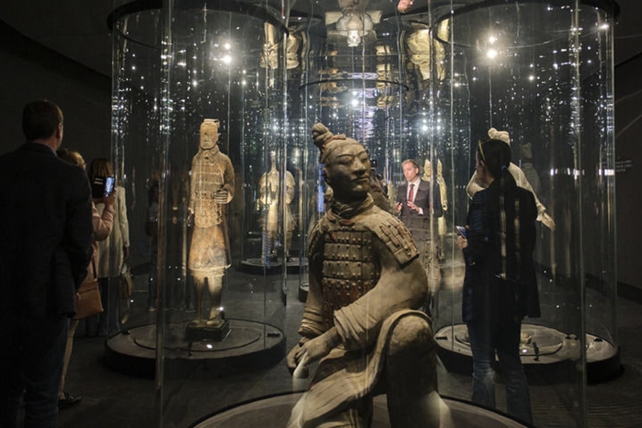  2023年3月28日，觀眾在西班牙阿利坎特參觀“中國秦漢文明的遺產(chǎn)”展覽。新華社記者 孟鼎博 攝