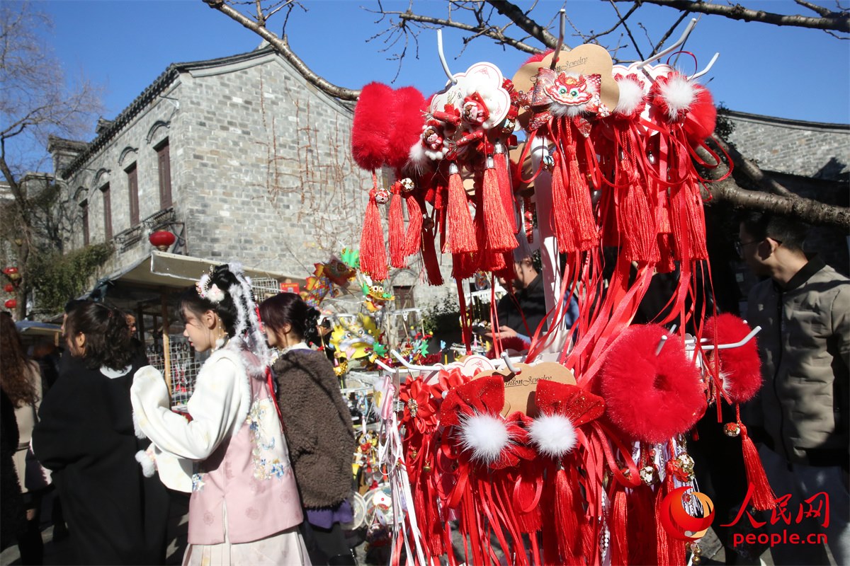 游客身著傳統(tǒng)服飾游南京老門東歷史文化街區(qū)。人民網(wǎng)記者 劉微攝