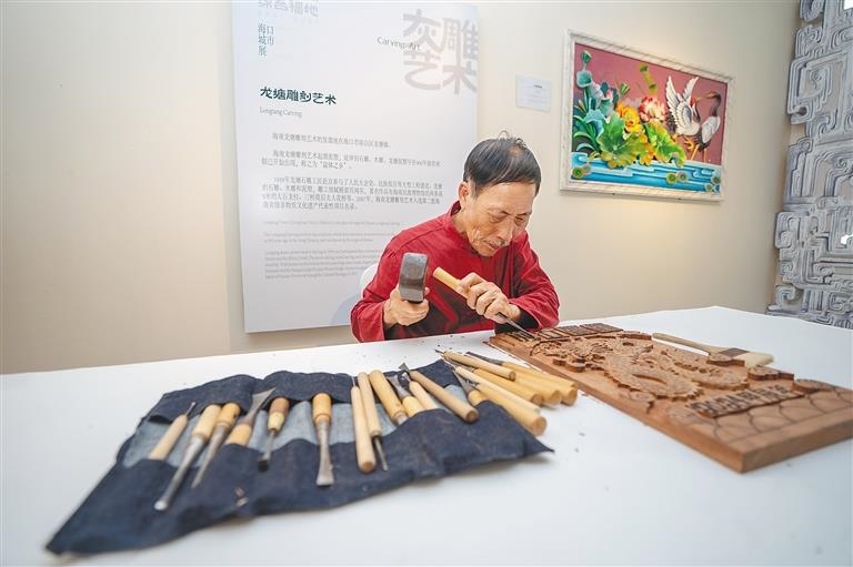 △2024年3月25日，在博鰲東嶼島文化公園海口城市展現(xiàn)場，非遺傳承人展演龍?zhí)恋窨趟囆g(shù)。