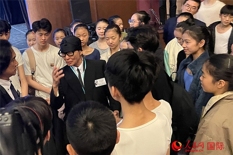 松山芭蕾舞團總代表清水哲太郎與中央芭蕾舞團舞蹈學校的學生們交流。人民網(wǎng)記者 張麗婭攝