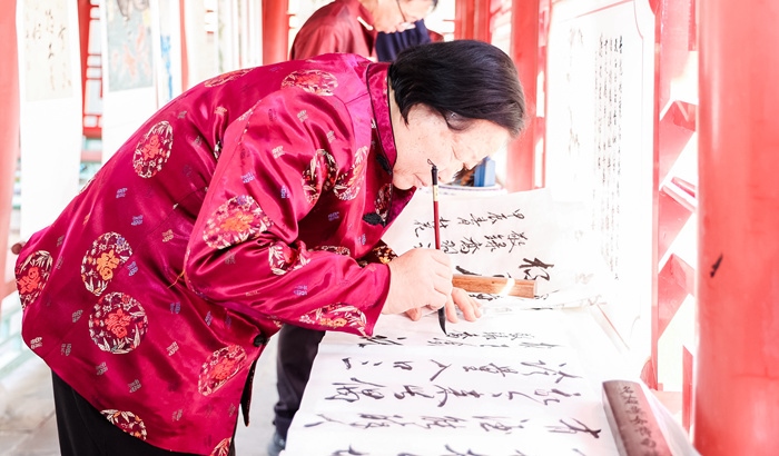 杏花節(jié)書畫展上書法家現(xiàn)場創(chuàng)作。受訪方供圖