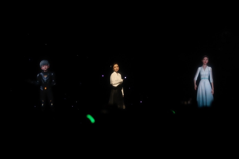 開(kāi)場(chǎng)節(jié)目表演《彩云之南》。圖片來(lái)源：人民視頻