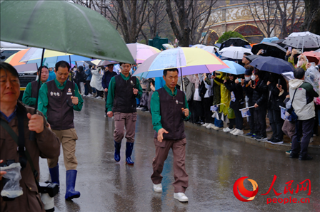 飼養(yǎng)員姜哲遠和宋永寬為“福寶”開路送行。人民網(wǎng) 李帆攝