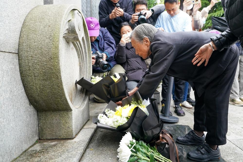 南京大屠殺幸存者夏淑琴在獻(xiàn)花。新華社記者李博 攝