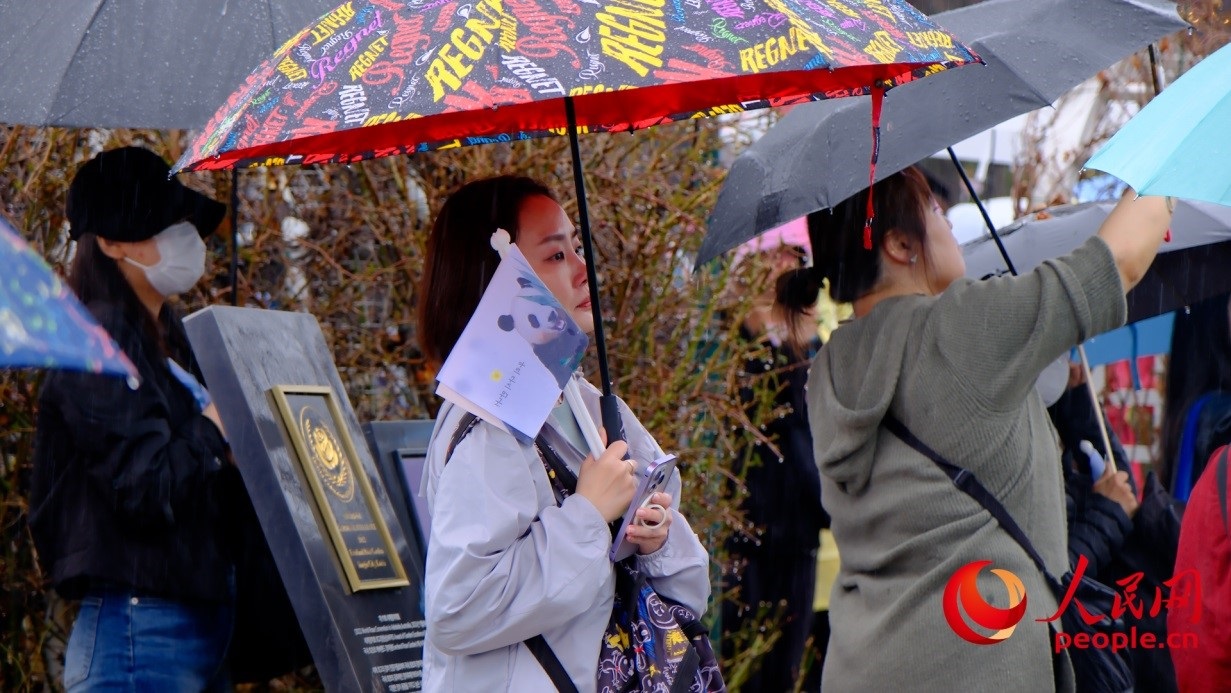 粉絲注視“福寶”車輛，滿眼不舍。 人民網(wǎng) 李帆攝