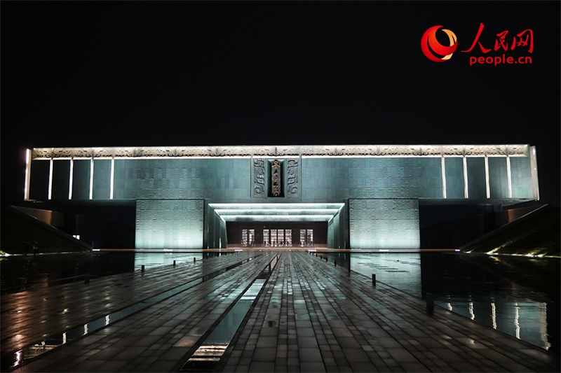 夜間的殷墟博物館外景。人民網(wǎng)記者 韋衍行攝