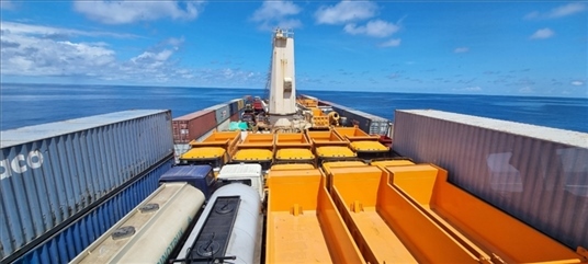 中蘇海運直航貨輪在海上行駛。中國駐蘇里南大使館供圖