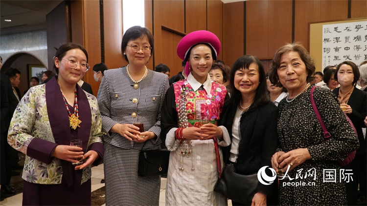 來賓與茨姆等人熱烈交流并合影留念。人民網(wǎng) 蔣曉辰攝