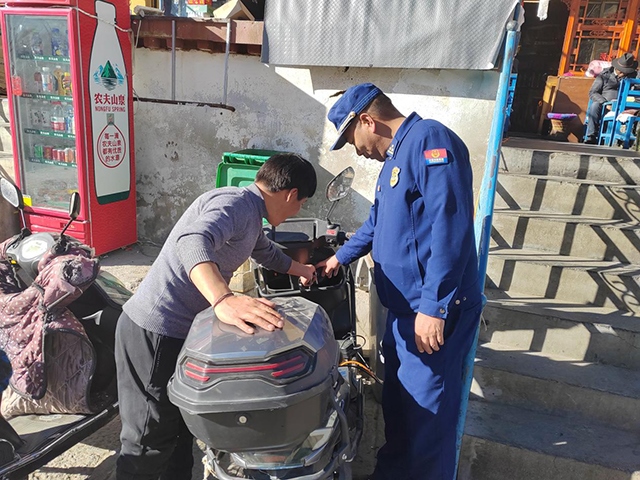 拉薩市消防救援支隊(duì)組織開展電動自行車消防安全檢查工作。受訪者供圖