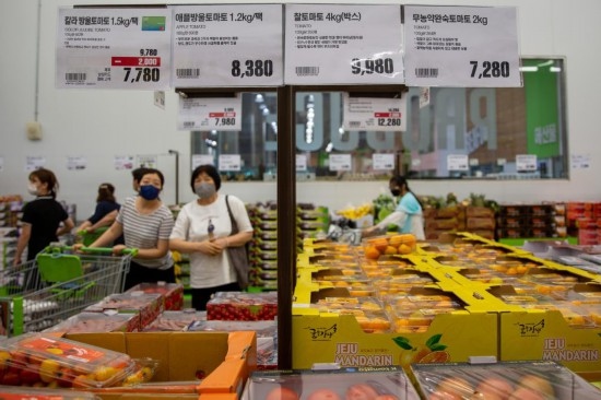 2022年7月9日，人們在韓國高陽市一家超市水果區(qū)購物。新華社記者王益亮攝