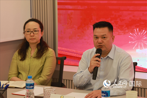 巴西和統(tǒng)會(huì)會(huì)長張小春（右）在座談會(huì)上致辭。人民網(wǎng)記者 陳海琪攝