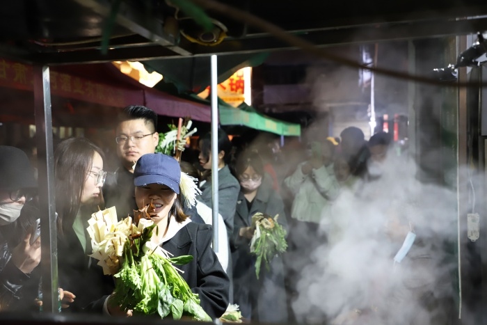 天水麻辣燙爆火，游客正在排隊(duì)。圖片來源：天水市融媒體中心