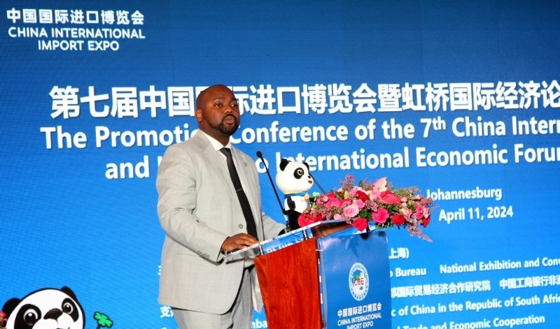 標(biāo)準(zhǔn)銀行集團(tuán)企業(yè)與商業(yè)銀行部國際貿(mào)易總經(jīng)理武巴致辭。（圖片來源：中國國際進(jìn)口博覽會官微）