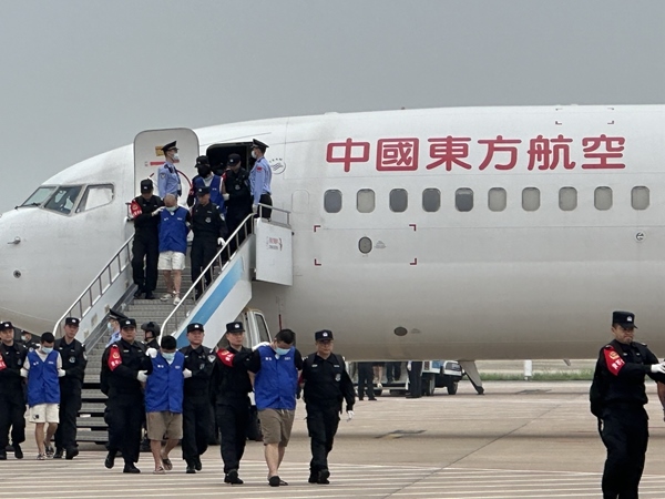 中國(guó)籍涉賭詐違法犯罪嫌疑人從柬埔寨被押解回國(guó)。人民網(wǎng)記者 郝萍攝