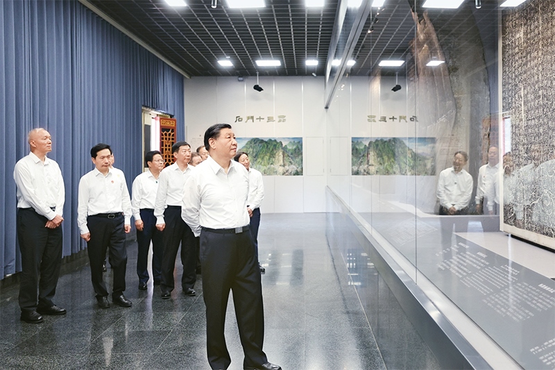 2023年7月29日，中共中央總書記、國家主席、中央軍委主席習(xí)近平在四川考察結(jié)束返京途中，來到陜西省漢中市考察。這是習(xí)近平參觀漢中市博物館有關(guān)歷史文物展陳。 新華社記者 鞠鵬/攝