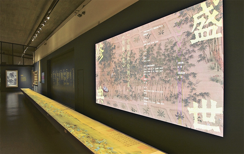 “中國歷代繪畫大系”，是習(xí)近平總書記親自批準(zhǔn)、高度重視的一項(xiàng)規(guī)模浩大、縱貫歷史、橫跨中外的國家級重大文化工程。圖為中國國家版本館杭州分館展示的“盛世修典——‘中國歷代繪畫大系’”收錄的數(shù)字化古畫（2023年5月31日攝）。 新華社記者 翁忻旸/攝