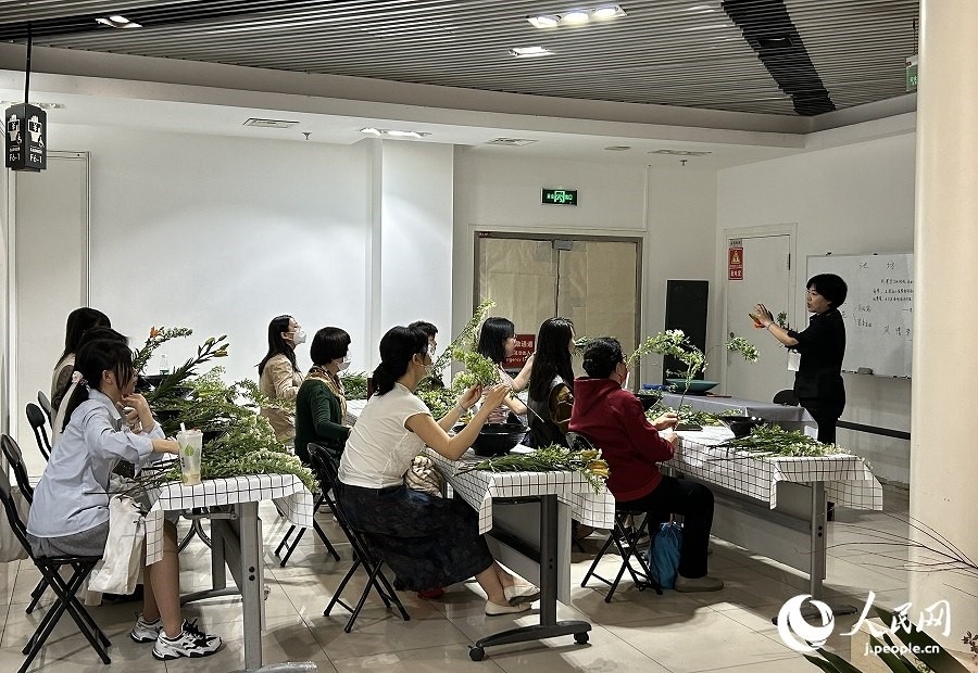 插花體驗(yàn)課。人民網(wǎng) 玄番登史江攝