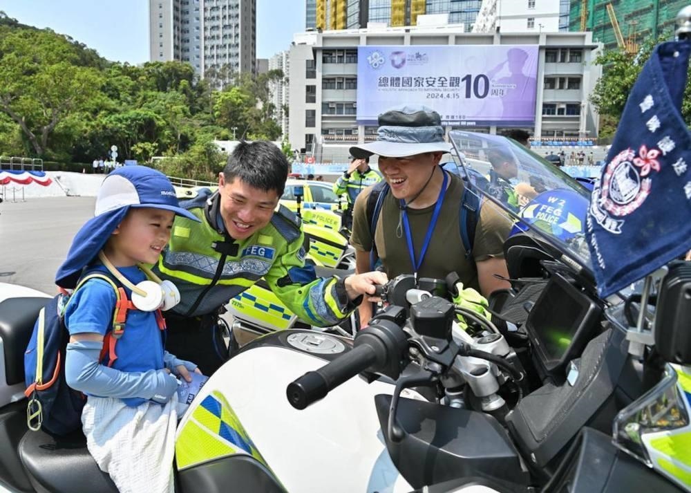 △2024年4月13日，香港特區(qū)政府警務(wù)處舉行“全民國家安全教育日”暨香港警察學(xué)院開放日開幕典禮。這是13日當(dāng)天，警隊(duì)護(hù)送組人員現(xiàn)場(chǎng)向市民介紹其工作。