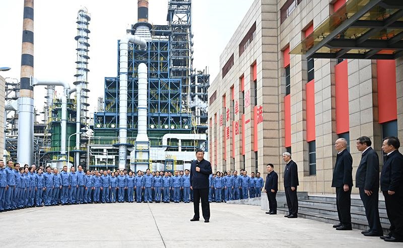 △2023年10月10日，在江西考察的習(xí)近平總書記來到中國石化九江分公司，同企業(yè)員工親切交流。