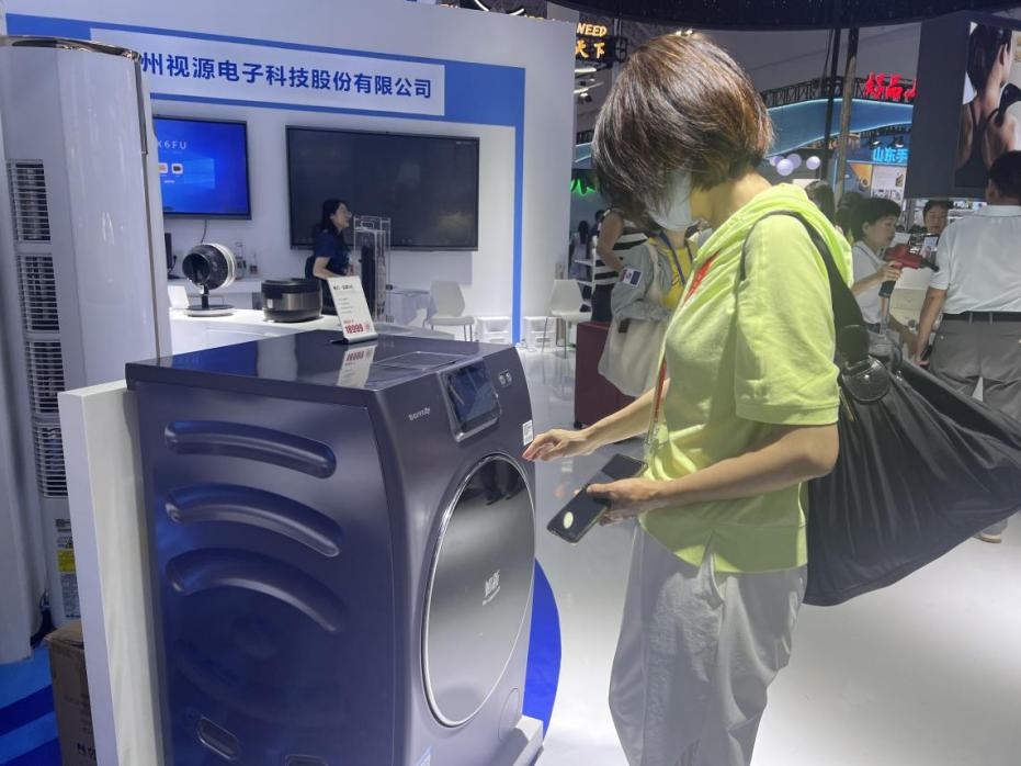 在廣東館展區(qū)內(nèi)，觀展者正在了解家用電器性能。人民網(wǎng)記者 楊迪攝