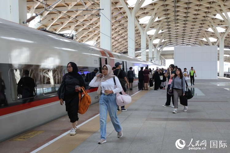 在雅萬高鐵雅加達(dá)哈利姆站站臺(tái)，乘客準(zhǔn)備登上動(dòng)車組列車。人民網(wǎng)記者 曹師韻攝