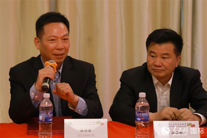 武漢市僑聯(lián)主席徐祥忠（左）在座談會上致辭。人民網(wǎng)記者 陳海琪攝