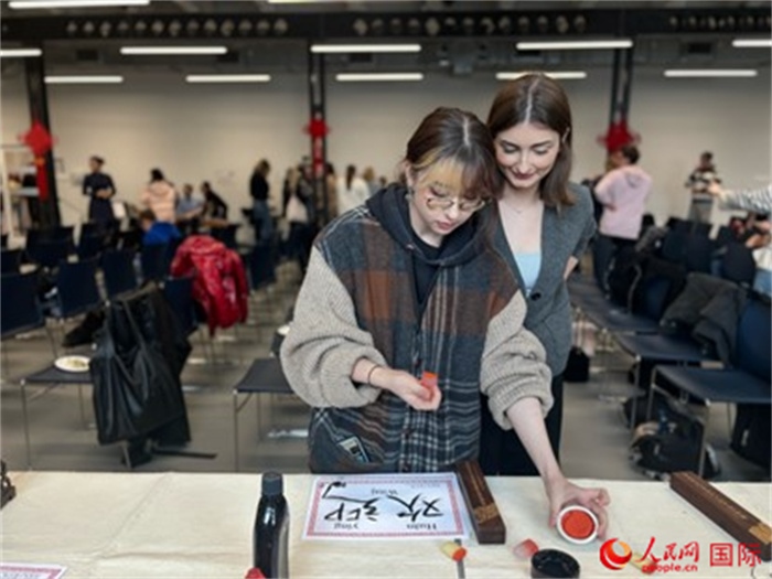 學生現場體驗中國書法。人民網記者 禹麗敏攝