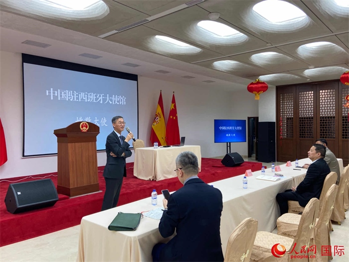 中國駐西班牙大使姚敬在僑界法治講座上致辭。人民網(wǎng)記者 范劍青攝