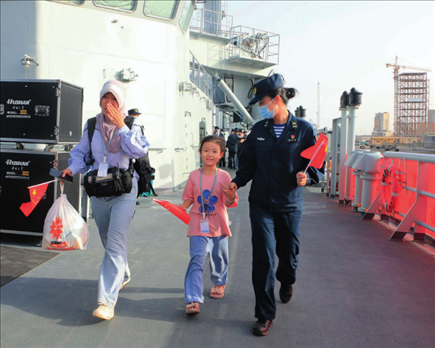 海軍軍艦赴蘇丹緊急撤離我在蘇丹人員。圖為海軍官兵帶領(lǐng)同胞登艦（2023年4月26日攝）。丁家興攝