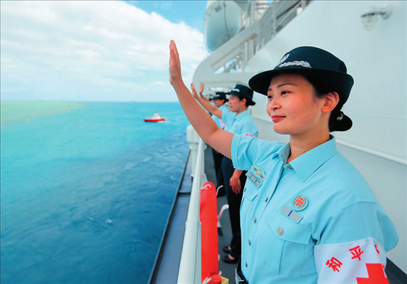 中國海軍“和平方舟”號醫(yī)院船結(jié)束訪問湯加時，任務官兵中的文職人員向歡送人群揮手告別（2023年8月4日攝）。徐巍攝/本刊
