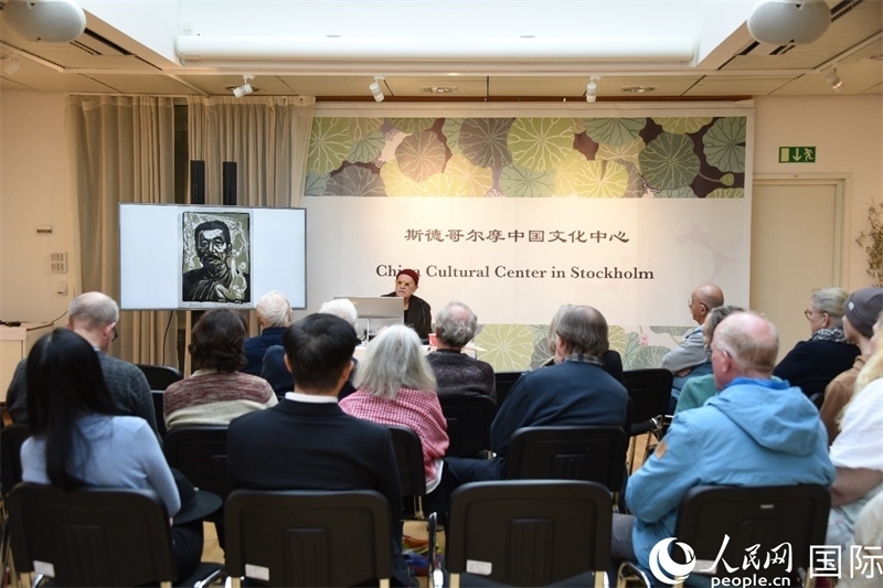 托斯頓·朱雷爾介紹其收藏的中國版畫作品。人民網(wǎng)記者殷淼攝