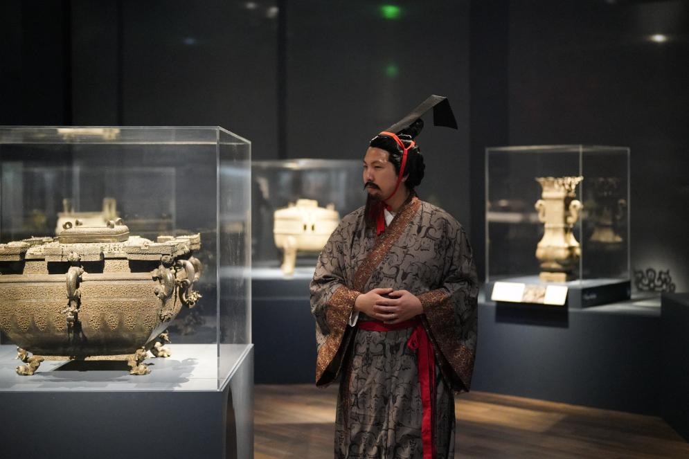 4月19日，一名觀眾身著漢服在美國舊金山亞洲藝術博物館舉辦的“鳳凰故國——青銅時代曾楚藝術展”上參觀。新華社記者吳曉凌攝