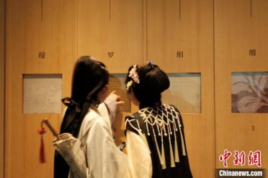 身著漢服的年輕人在中國絲綢博物館里看展。毛瑜 攝