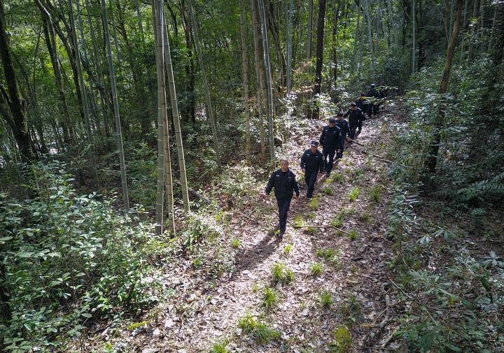 △2022年1月19日，武夷山國家公園護(hù)林員在巡山。