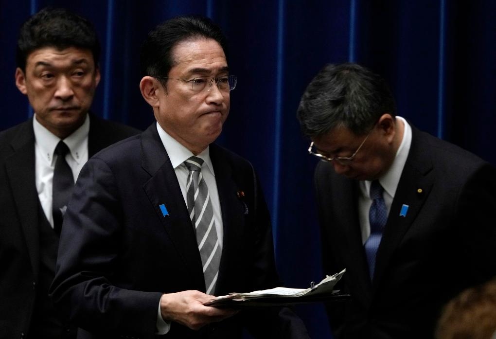 2023年12月13日，日本首相岸田文雄（中）在日本東京首相官邸召開記者會后走過時任內(nèi)閣官房長官松野博一（右）。新華社發(fā)（Pool圖片，弗蘭克·羅比雄攝）