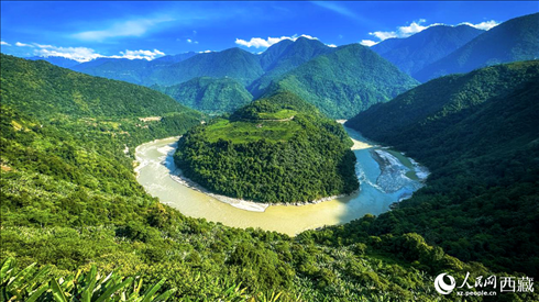 風景秀麗、植被繁茂的西藏林芝市墨脫縣果果塘大拐彎。人民網(wǎng)記者 次仁羅布攝