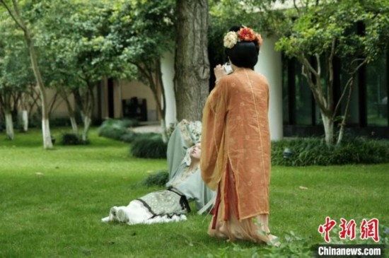 漢服愛好者在中國絲綢博物館里拍攝照片。毛瑜 攝