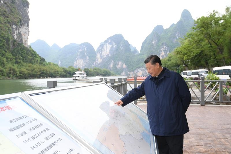 △2021年4月25日，習(xí)近平總書記在廣西桂林市陽朔縣漓江楊堤碼頭，了解漓江流域綜合治理、生態(tài)保護(hù)等情況。