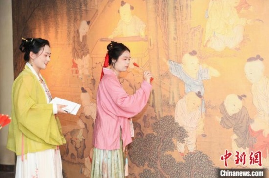 身穿漢服的年輕人參與體驗(yàn)活動。中國絲綢博物館 供圖